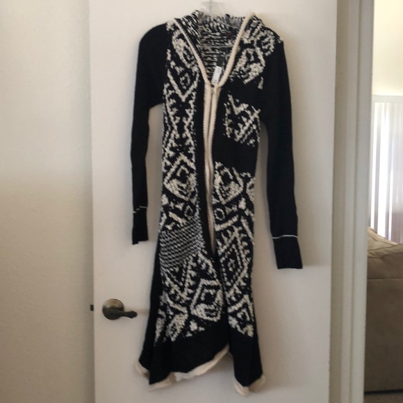 My sisters black and white long  winter cardigan - Picture 1 of 4